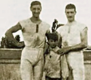 Foto antiga de Dimitrios Loundras entre dois atletas