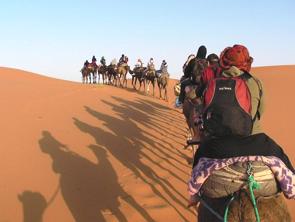 Caravana de beduínos passando pelo deserto do Saara