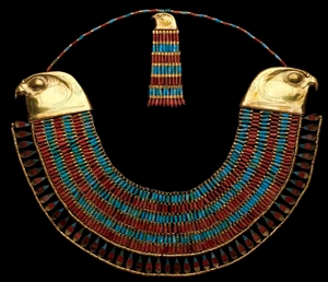 Foto de um colar com detalhes em ouro de uma princesa egípcia