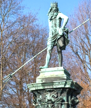 Estátua de um homem segurando um tridente, representando o deus romano Netuno