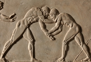 Relevo mostrando dois homens lutando sendo um segurando no braço do outro
