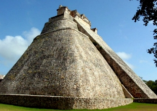 Foto de uma pirâmide maia