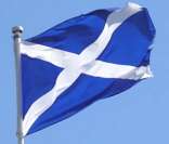 Bandeira da Escócia hasteada em Edimburgo, capital do país