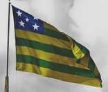 Bandeira do estado de Goiás hasteada