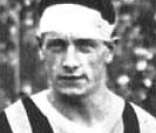 Luigi Bertolini: faixas na cabeça para se proteger das costuras da bola (Copa de 1934)