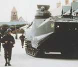 2 de abril de 1982: após invasão, soldados argentinos fazem patrulha em Port Stanley