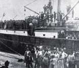 Italianos chegando de navio ao Brasil em 1907 (Acervo do Memorial do Imigrante)