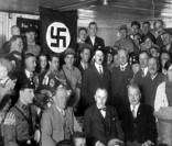 Hitler (centro) com membros do Partido Nazista na Alemanha