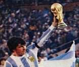 Passarela, capitão da Argentina em 1978, levantando a taça.