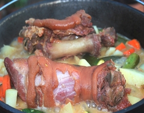 Foto de uma panela com carne de porco e legumes