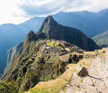 Foto da regi&atilde;o montanhosa de Machu Picchu mostrando ru&iacute;nas da cidade.