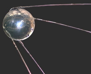 Foto de um satélite circular com espécie de antenas