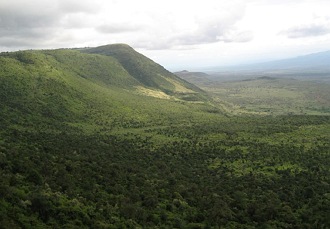 Foto de uma região de vale com montanhas ao lado