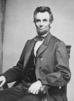 Abraham Lincoln sentado numa cadeira, foto em preto e branco