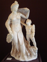 Escultura da deusa Afrodite e seu filho Eros