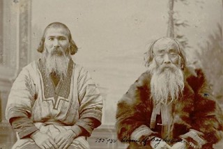 Foto antiga mostrando dois ainus idosos.