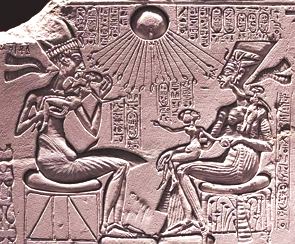 Estela egípcia mostrando Akhenaton e Nefertiti