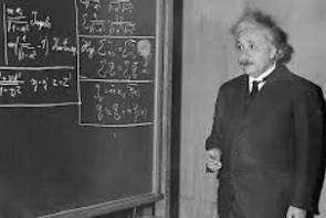 Foto do físico Albert Einstein durante uma aula