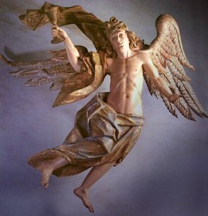 Escultura de um anjo de asas e segurando um cálice em sua mão direita.