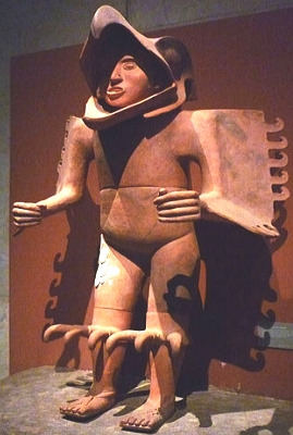 Escultura em cerâmica de um guerreiro asteca