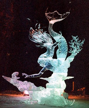 Escultura de uma sereia feita em gelo