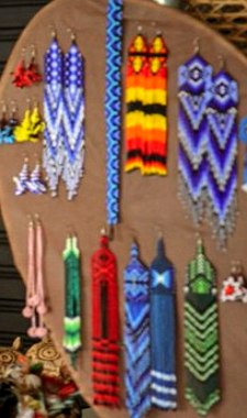 Peças coloridas de artesanato indígena