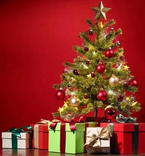 Árvore de Natal decorada e presentes.