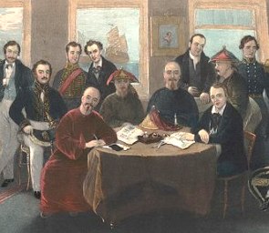 Piintura mostrando homens chineses e britânicos numa mesa com papeis. Outros homens estão na imagem na parte de trás e em pé.