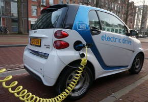 Foto de um carro elétrico sendo carregado com energia