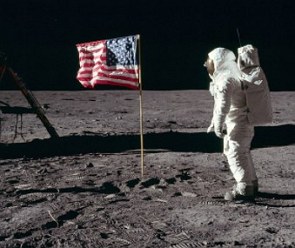 Bandeira dos Estados Unidos em solo lunar ao lado de astronauta