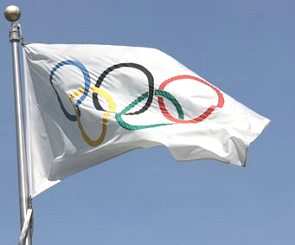 Bandeira Olimpica hasteada