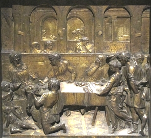 Relevo em bronze mostrando pessoas em um banquete