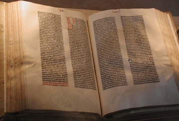 Foto da B&iacute;blia de Gutenberg aberta
