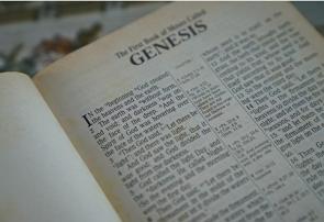 Bíblia aberta no início de Gênesis