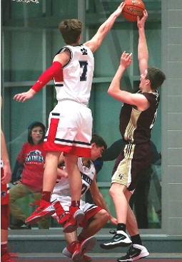 Foto de um jogador fazendo um bloqueio de uma jogada no Basquetebol
