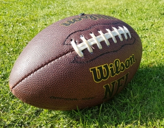 Foto de uma bola de futebol americano