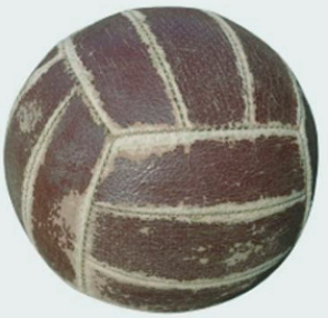 Foto de uma bola de voleibol antiga de cor alaranjada