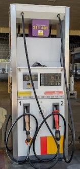 Foto de uma bomba de combustíveis num posto de gasolina