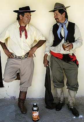 Foto de dois uruguaios usando bombacha