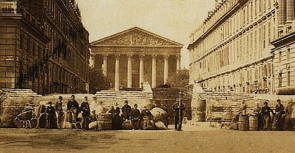 Foto mostrando barricadas montadas pelos communards na Comuna de Paris