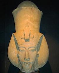 Busto do faraó Akhenaton