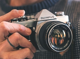 Foto de uma c&acirc;mera fotogr&aacute;fica digital moderna