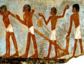 Pintura em parede mostrando camponeses morenos jogando sementes na terra