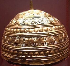 Foto de um capacete feito de bronze