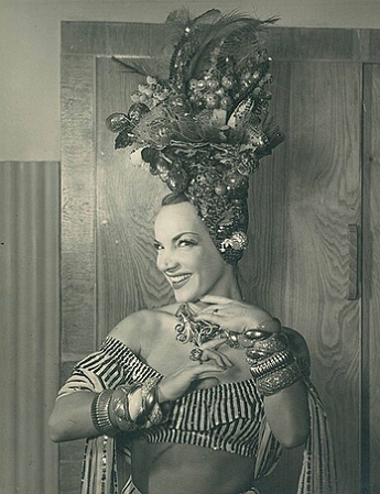 Foto em preto e branco de Carmen Miranda