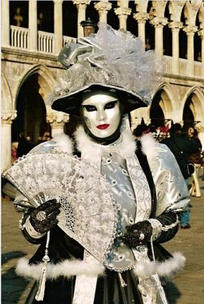 Italiano com máscara e roupa antiga no Carnaval italiano