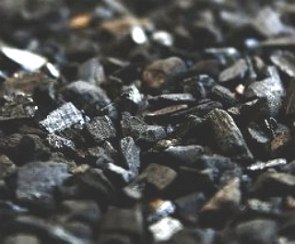 Foto de várias pedras de carvão mineral de cor preta