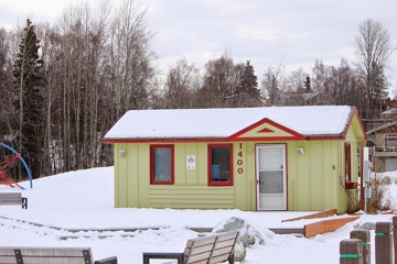 Casa no Alasca com telhado coberto por neve