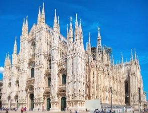 Foto de uma grande catedral com várias torres pontudas