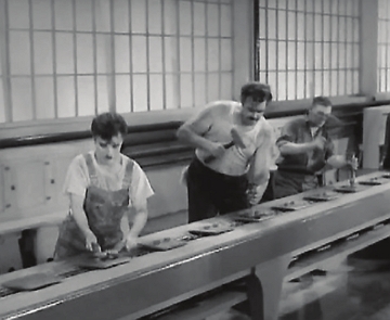 Cena do filme Tempos Modernos de Charles Chaplin